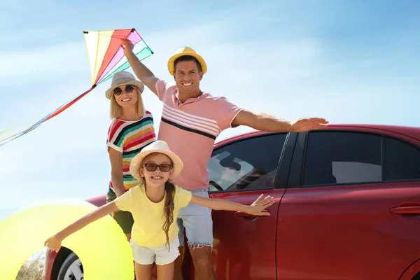 Glückliche Familie Mit Aufblasbarem Ring Und Drachen Der Nähe Auto — Stockfoto