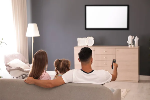Famille Regardant Télévision Sur Canapé Maison Vue Arrière — Photo