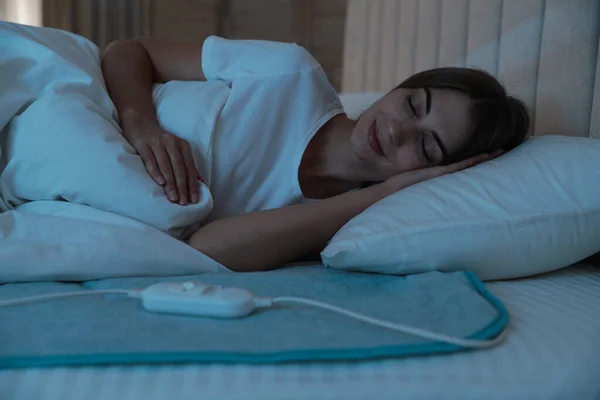 Młoda Kobieta Śpi Nocy Podkładce Grzewczej Łóżku — Zdjęcie stockowe