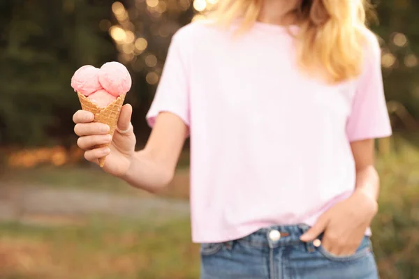 Donna Con Delizioso Gelato Cialda Cono All Aperto Primo Piano — Foto Stock