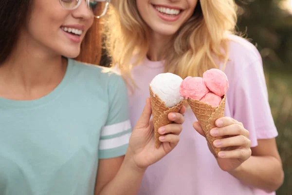 Young Women Ice Cream Spending Time Together Outdoors — Stock Photo, Image