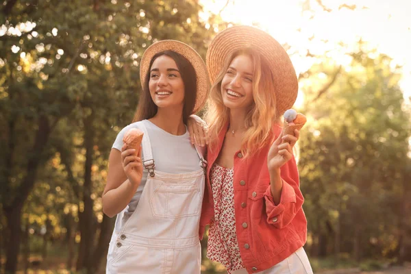 Mujeres Jóvenes Con Helado Pasando Tiempo Juntos Aire Libre —  Fotos de Stock