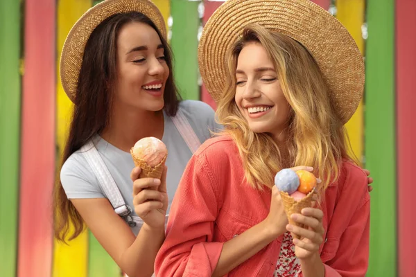 Giovani Donne Con Gelato Passare Del Tempo Insieme All Aperto — Foto Stock