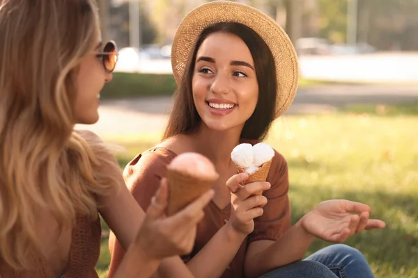 Young Women Ice Cream Spending Time Together Outdoors — Stock Photo, Image