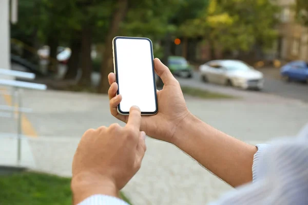 Человек Использующий Современный Мобильный Телефон Открытом Воздухе Крупным Планом — стоковое фото