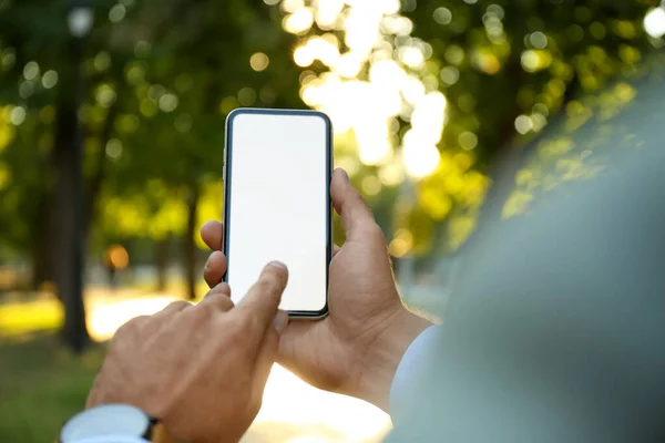 Mężczyzna Korzystający Nowoczesnego Telefonu Komórkowego Parku Zbliżenie — Zdjęcie stockowe