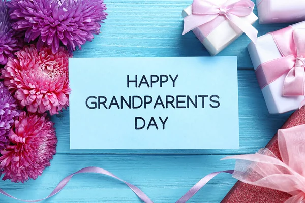 Gyönyörű Virágok Ajándékdobozok Kártya Kifejezéssel Boldog Nagyszülők Napja Világoskék Háttér — Stock Fotó