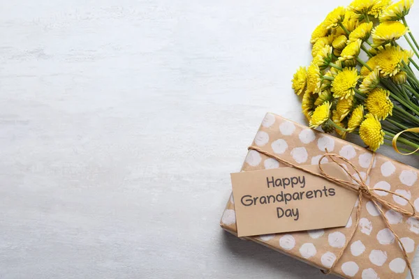 Schöne Gelbe Blumen Geschenkbox Und Anhänger Mit Dem Satz Happy — Stockfoto