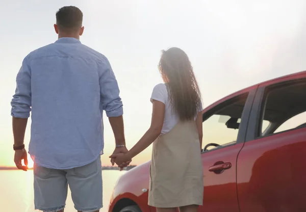 Casal Perto Carro Livre Pôr Sol Vista Para Trás Viagem — Fotografia de Stock