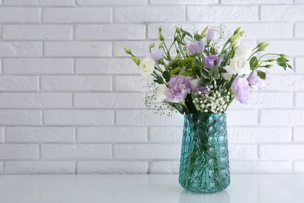 Ramo Hermosas Flores Eustoma Mesa Cerca Pared Ladrillo Blanco Espacio — Foto de Stock