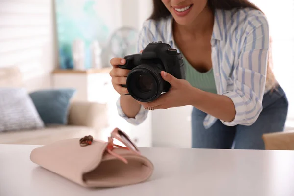 Jovem Fotógrafo Tirar Fotos Acessórios Dentro Casa Close — Fotografia de Stock