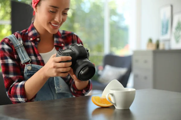 若い写真家がテーブルの上のカップを屋内で撮影しました — ストック写真