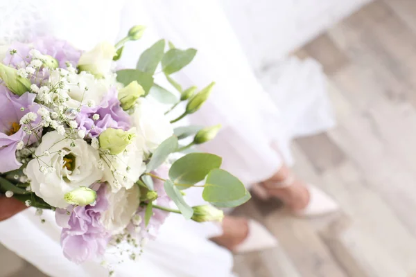Noiva Segurando Lindo Buquê Com Flores Eustoma Dentro Casa Close — Fotografia de Stock