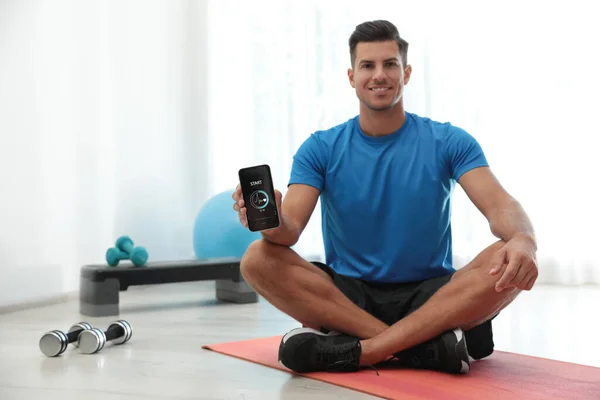 Mannen Som Visar Smartphone Med Fitness App Inomhus Plats För — Stockfoto