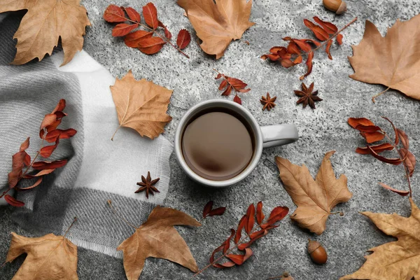 Composizione Stesa Piatta Con Tazza Bevanda Calda Foglie Autunnali Sul — Foto Stock