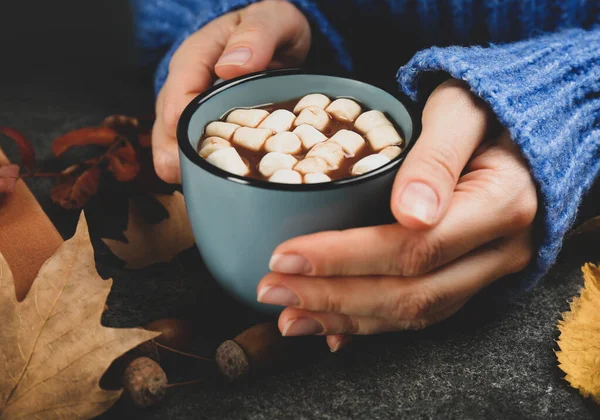 Kvinne Med Varm Drikk Ved Grått Bord Koselig Høstatmosfære – stockfoto