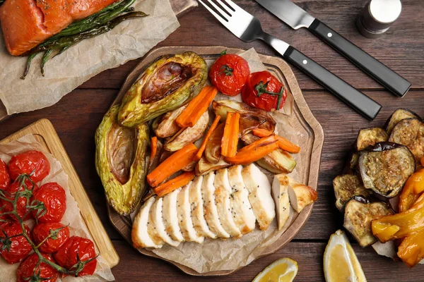 美味的鸡肉片和蔬菜放在木制桌子上 健康的空气餐 — 图库照片