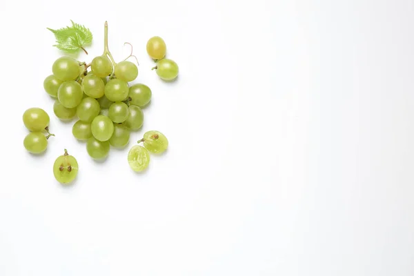 Beyaz Arka Planda Yaprağı Olan Taze Olgun Yeşil Üzümler — Stok fotoğraf