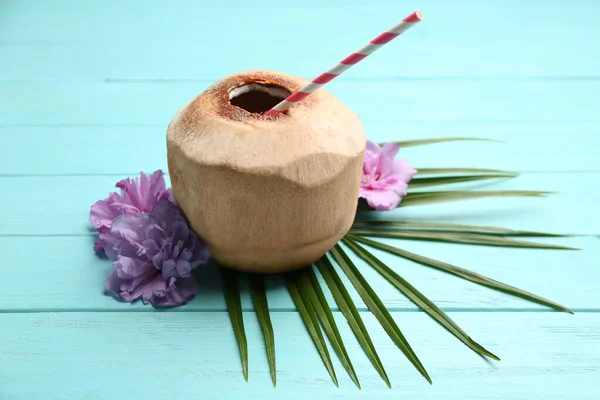 Jeune Noix Coco Pelée Avec Paille Feuille Palmier Fleurs Sur — Photo