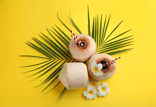 Cocos Frescos Con Pajitas Para Beber Flores Sobre Fondo Amarillo — Foto de Stock