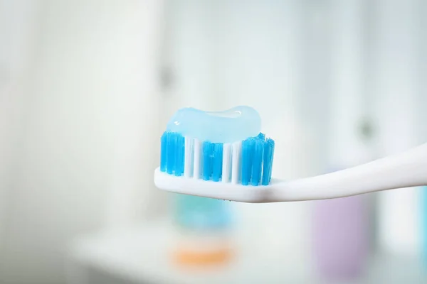 Szczoteczka Pastą Zębów Rozmytym Tle Zbliżenie — Zdjęcie stockowe