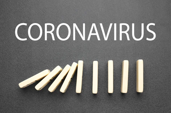 Падение Плитки Домино Слово Coronavirus Сером Фоне Плоский Лежал Распространение — стоковое фото