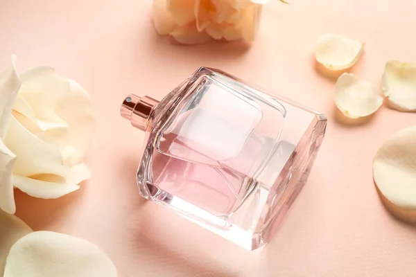 Botella Perfume Hermosas Flores Pétalos Sobre Fondo Beige —  Fotos de Stock