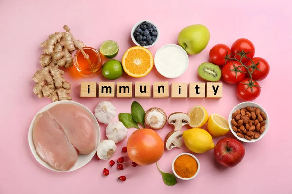 Set Aus Naturprodukten Und Würfeln Mit Dem Wort Immunität Auf — Stockfoto