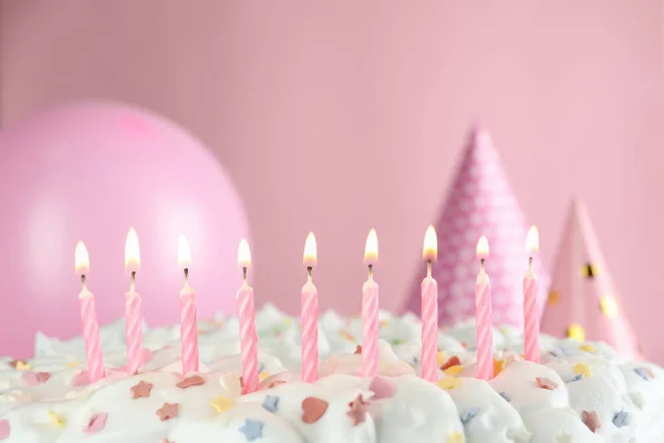 Geburtstagstorte Mit Brennenden Kerzen Auf Rosa Hintergrund Nahaufnahme — Stockfoto
