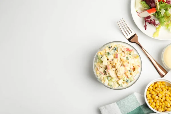 Ensalada Deliciosa Con Palitos Cangrejo Fresco Maíz Servido Mesa Blanca —  Fotos de Stock