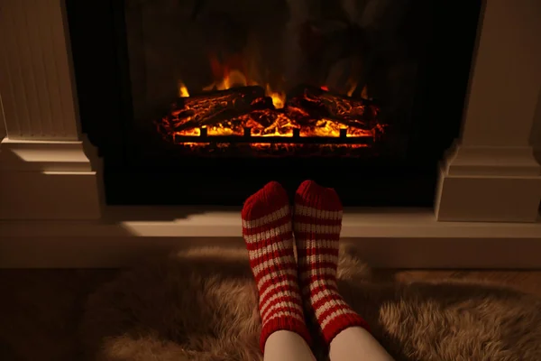 Γυναίκα Ζεστές Κάλτσες Αναπαύεται Κοντά Στο Τζάκι Ξύλα Που Καίγονται — Φωτογραφία Αρχείου