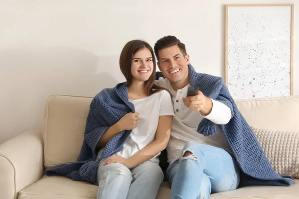 Šťastný Pár Pokrytý Teplou Tmavě Modrou Kostkovanou Sledování Televize Pohovce — Stock fotografie