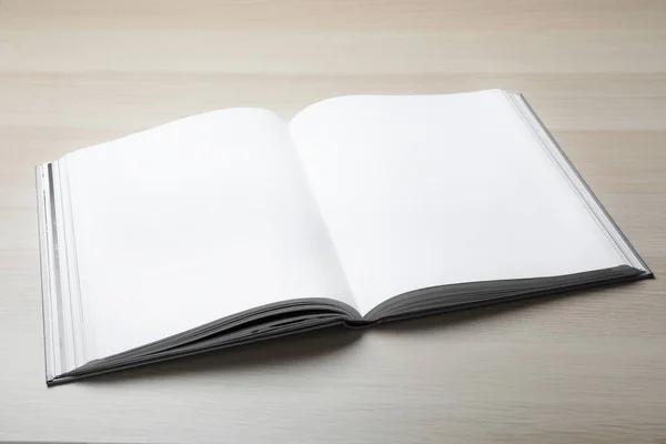 Libro Aperto Con Copertina Rigida Tavolo Legno — Foto Stock