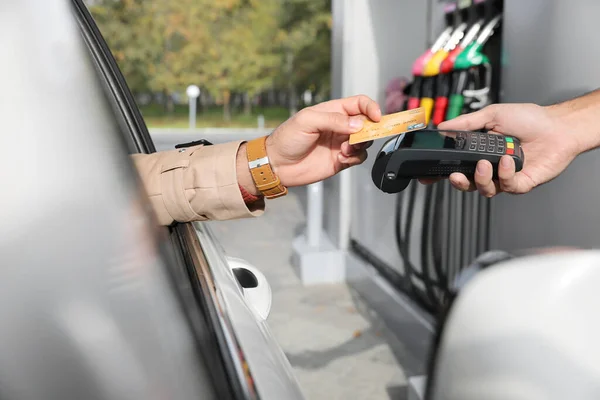 Homem Sentado Carro Pagando Com Cartão Crédito Posto Gasolina Close — Fotografia de Stock