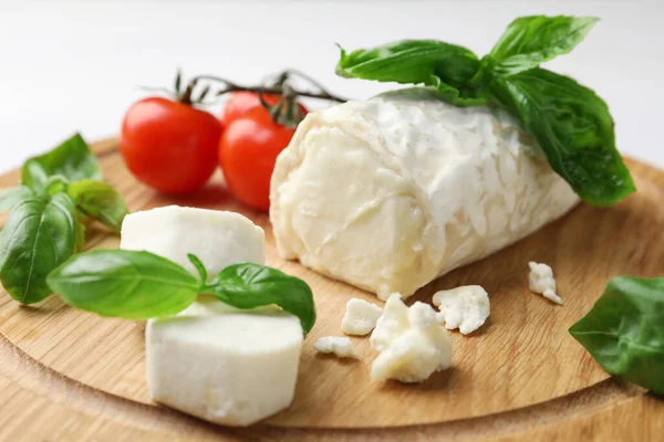 Delizioso Formaggio Capra Con Pomodori Basilico Tavola Legno Primo Piano — Foto Stock