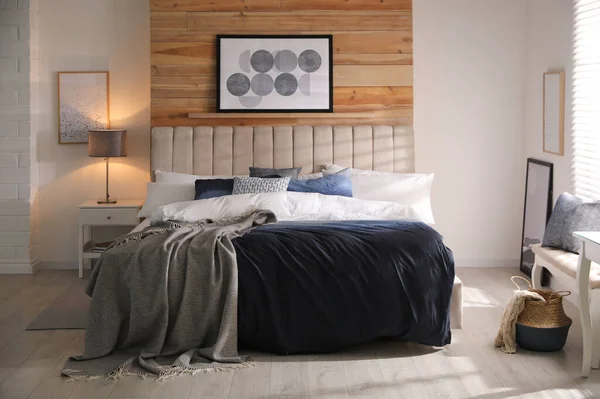 快適なベッドに枕と柔らかい毛布が部屋にあります スタイリッシュなインテリアデザイン — ストック写真