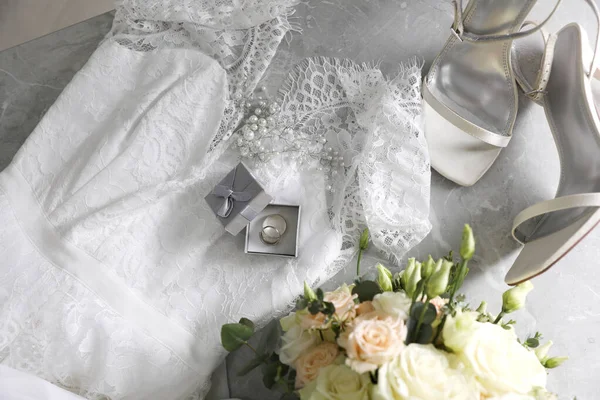 Platte Lay Compositie Met Witte Trouwjurk Verlovingsringen Grijze Marmeren Tafel — Stockfoto