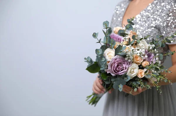 Braut Mit Wunderschönem Brautstrauß Auf Hellgrauem Hintergrund Nahaufnahme Raum Für — Stockfoto
