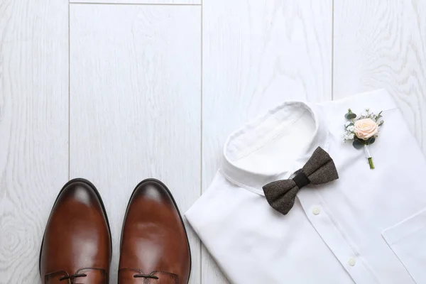 Sapatos Casamento Camisa Chão Madeira Branco Flat Lay Espaço Para — Fotografia de Stock