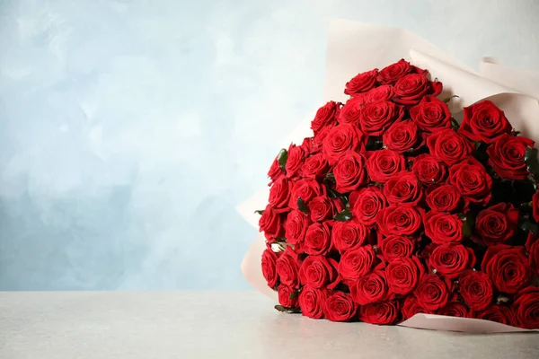 Buquê Luxo Rosas Vermelhas Frescas Mesa Luz Espaço Para Texto — Fotografia de Stock
