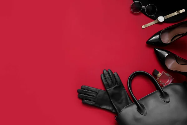 Kompozycja Płaska Eleganckimi Czarnymi Skórzanymi Rękawiczkami Butami Akcesoriami Czerwonym Tle — Zdjęcie stockowe