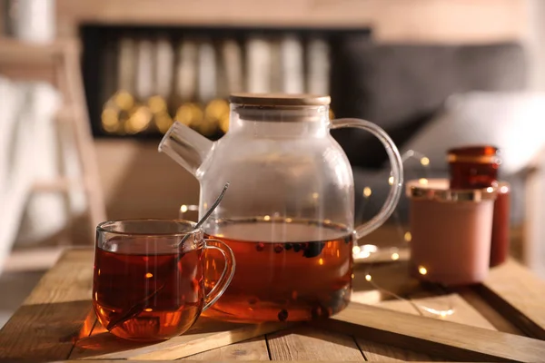 テーブルの上に熱いお茶とティーポットとカップ室内 — ストック写真