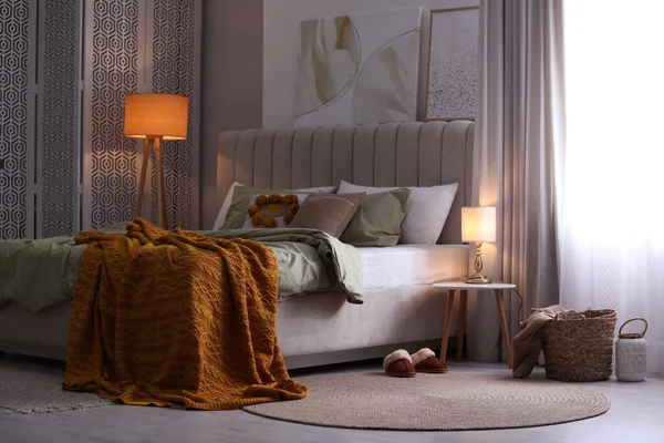 現代的な部屋のインテリアでオリーブグリーンのリネンと快適なベッド — ストック写真