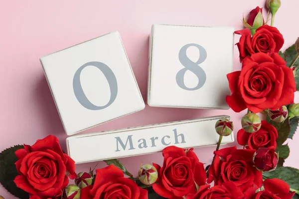 3月8日の日付とピンクの背景にバラと木製のブロックカレンダー フラットレイアウト 国際女性デー — ストック写真
