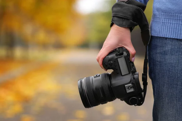 Fotograf Mit Professioneller Kamera Freien Einem Herbsttag Nahaufnahme Raum Für — Stockfoto