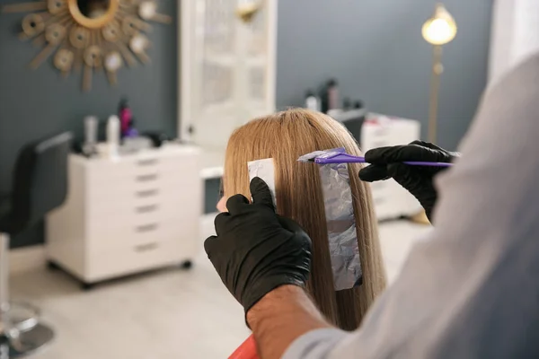 Peluquería Profesional Pelo Moribundo Salón Belleza Primer Plano —  Fotos de Stock