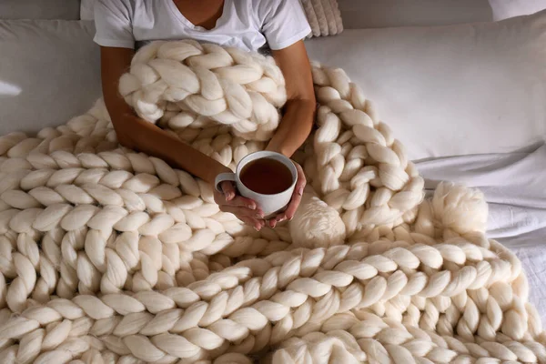 Vrouw Bedekt Met Gebreide Ruitjes Met Kopje Thee Bed Close — Stockfoto