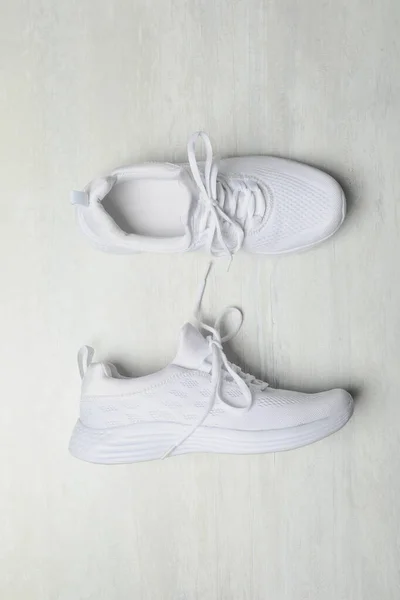 Stilvolle Sportschuhe Auf Weißem Hintergrund Flache Lage Modische Schuhe — Stockfoto