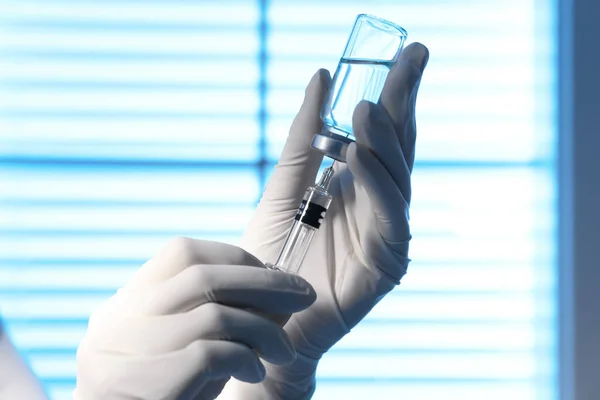 Kvinna Fyllningsspruta Med Vaccin Från Injektionsflaskan Suddig Bakgrund Närbild — Stockfoto