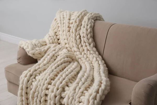 Weich Gestrickte Decke Auf Der Couch Wohnzimmer Interieur — Stockfoto